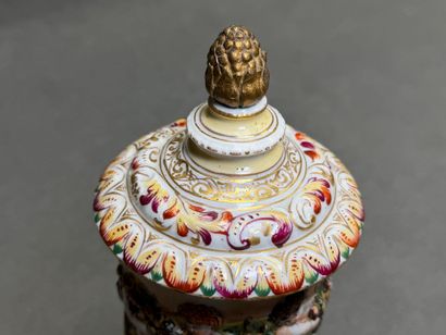 Pot couvert sur piédouche à décor d'une ronde...