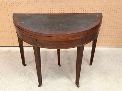 Table demi lune en placage d'acajou
Epoque...