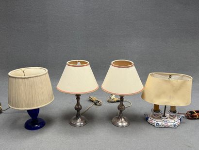 Quatre lampes de salon. 
H. : de 25 à 32...