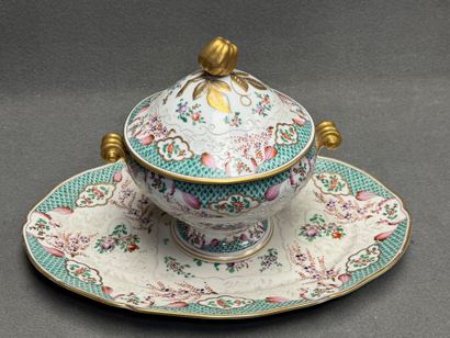 Soupière et plat ovale en porcelaine décor...