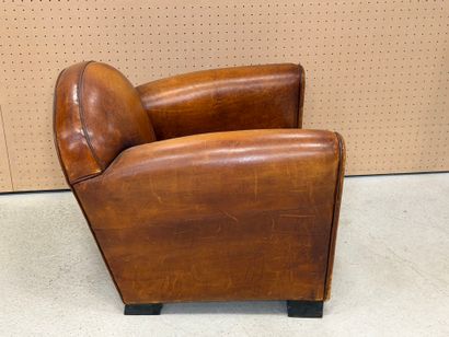 Fauteuil club en cuir. 
70 x 77 x 75 cm.