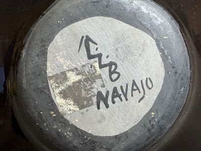 Vase toupie en verre gravé marqué Navajo....