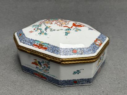 Bonbonnière en porcelaine décor Kakiemon,...