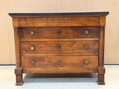 Commode en noyer, à demi-colonnes, dessus...