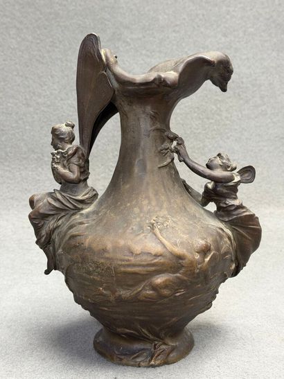 Vase en étain à décor de fées. 
H. :28 c...