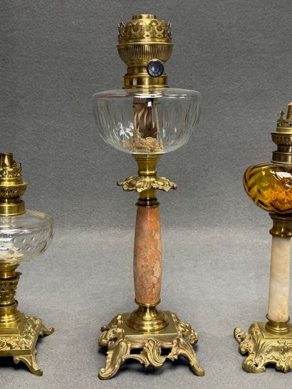 Ensemble de trois lampes à pétrole , réservoir...