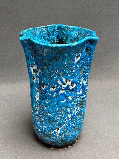 Grand vase en grès émaillé. 
H. :38 cm. 
éclats...
