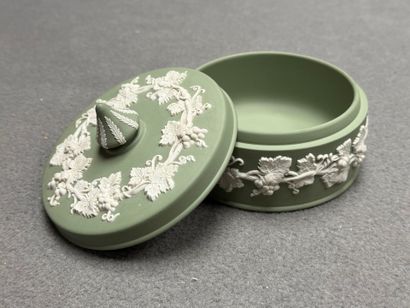 WEDGWOOD. 
Bonbonnière en biscuit dit jasperware,...