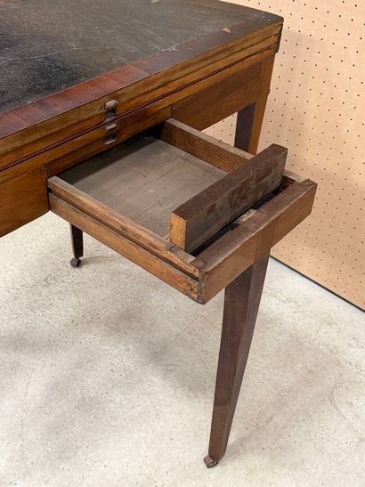 Table demi lune en placage d'acajou
Epoque...