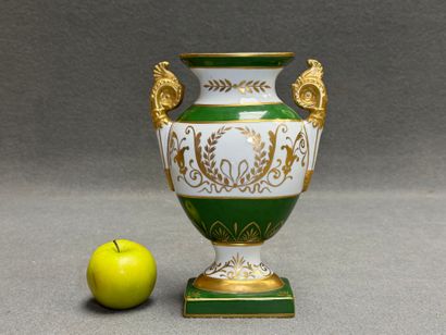 Vase en porcelaine de style Empire. 
H. :24...