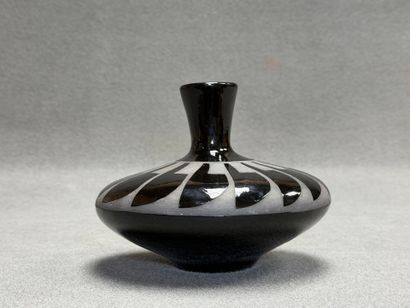 Vase toupie en verre gravé marqué Navajo....