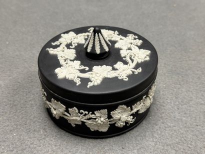 WEDGWOOD. 
Bonbonnière en biscuit dit jasperware,...