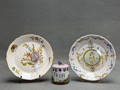 Deux assiettes et pot à tabac en faïence....