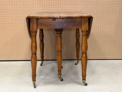 Table à volets à six pieds en noyer XIX°
Pietement...