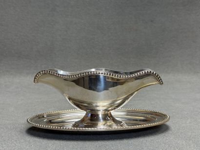 Saucière en métal argenté. 
10 x 24 x 15...