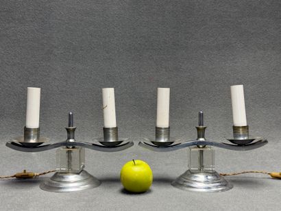 Paire de girandoles à deux lumières en métal...
