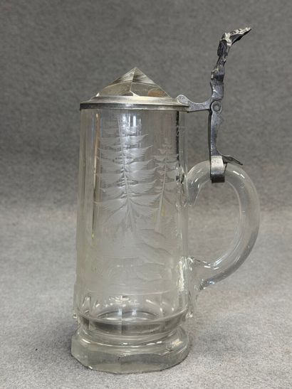 Chope en verre gravé d'un décor de chasseur,...
