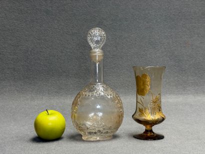 Vase sur piedouche en verre doré de fleurs...