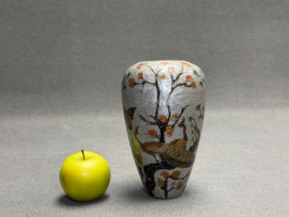 Vase en émaux sur cuivre à décor d'oiseau...
