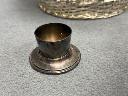 Lot de métal argenté comprenant:
Coupe, coquetier...
