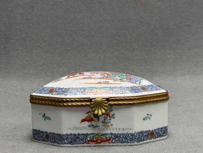 Bonbonnière en porcelaine décor Kakiemon,...