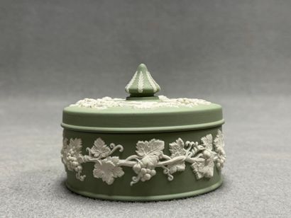 WEDGWOOD. 
Bonbonnière en biscuit dit jasperware,...