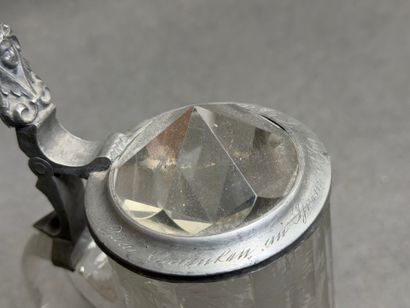 Chope en verre gravé d'un décor de chasseur,...