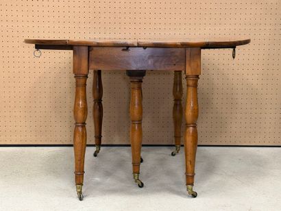 Table à volets à six pieds en noyer XIX°
Pietement...