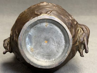 Vase en étain à décor de fées. 
H. :28 c...