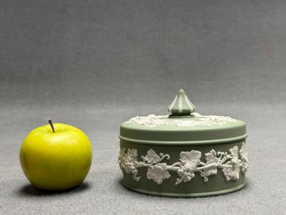 WEDGWOOD. 
Bonbonnière en biscuit dit jasperware,...