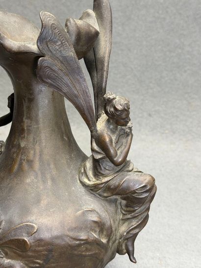 Vase en étain à décor de fées. 
H. :28 c...