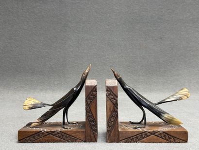 Paire de serre livres en bois et corne. 
H....
