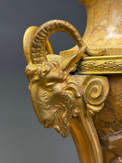 Garniture de cheminée en régule patiné et...