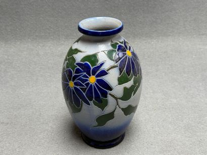 Vase à décor de fleurs en grès alsacien....
