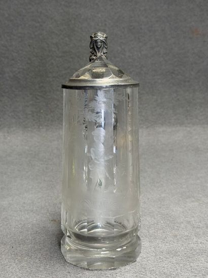 Chope en verre gravé d'un décor de chasseur,...