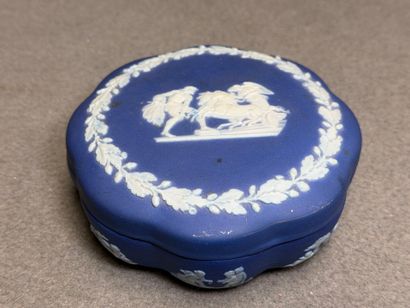 WEDGWOOD:
Bonbonnière en biscuit, style néo-classique....