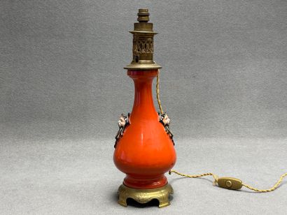 Lampe à pétrole en porcelaine corail, anses...