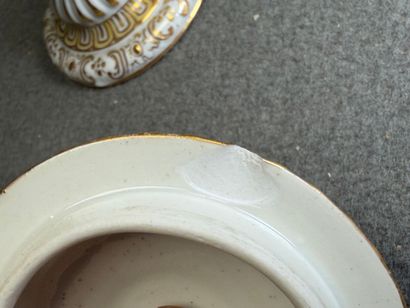Pot couvert sur piédouche à décor d'une ronde...