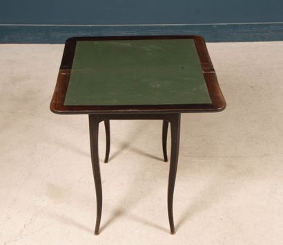 Table à jeux à pieds cambrés, le plateau...