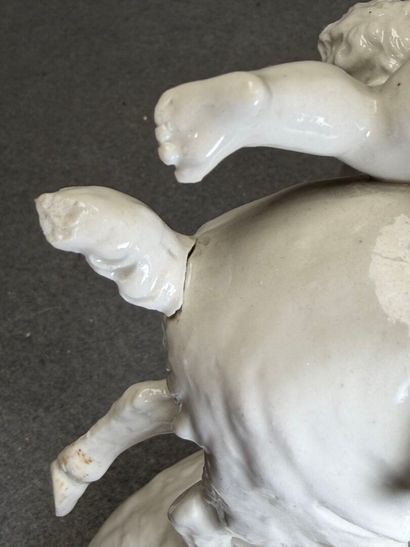Bouc et amours. 
Groupe en porcelaine de...