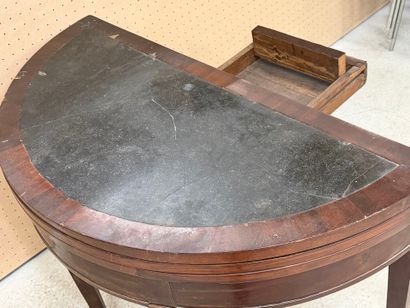 Table demi lune en placage d'acajou
Epoque...