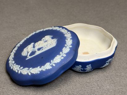 WEDGWOOD:
Bonbonnière en biscuit, style néo-classique....