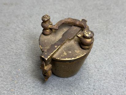 Pile à godets en bronze
H: 7 cm.