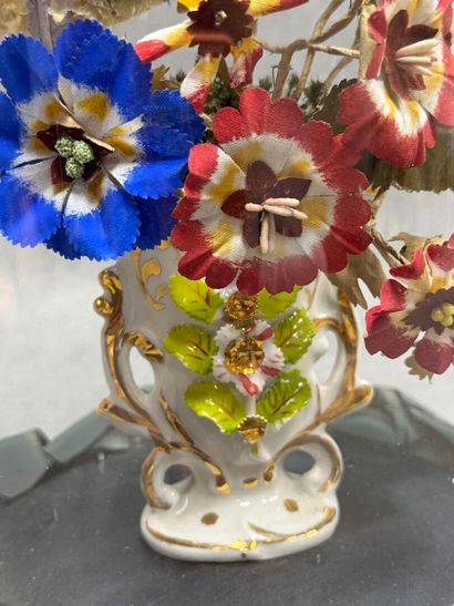 Bouquet de mariée sous globe, sur socle en...