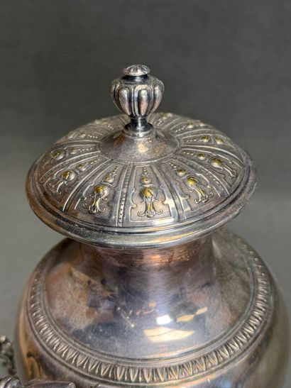 Petit samovar en métal argenté. 
H. :35 cm....