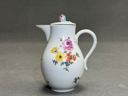 MEISSEN fin XVIII° siècle.
Verseuse en porcelaine...