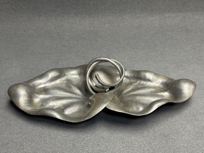 Plat à décor de feuilles en étain. 
9 x 42...