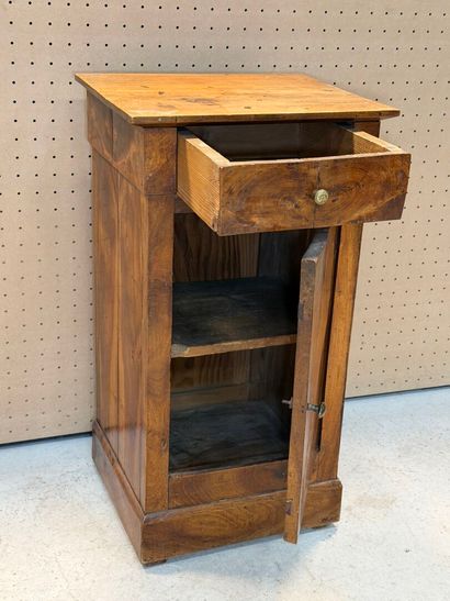 Table de chevet à une porte et un tiroir....
