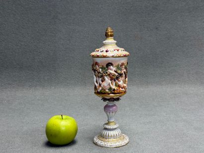 Pot couvert sur piédouche à décor d'une ronde...
