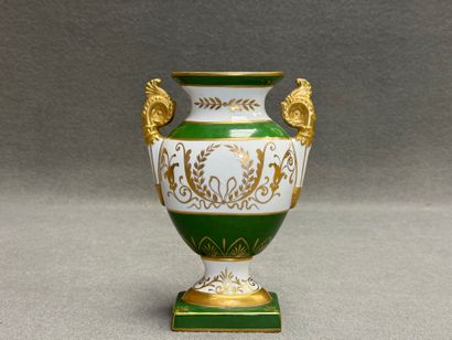 Vase en porcelaine de style Empire. 
H. :24...
